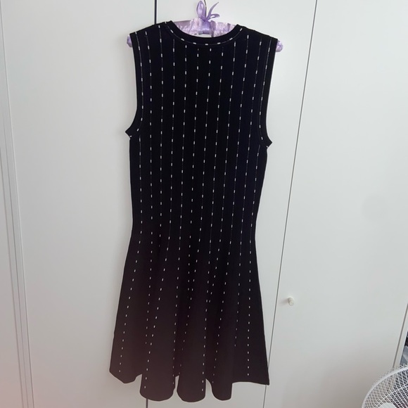 Sleeveless black dress with white dashes - Picture 4 of 4
